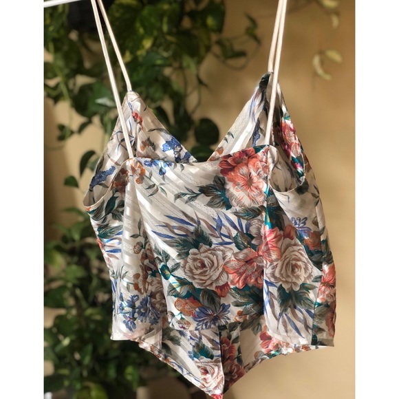 🌺 Limited Edition VS Vintage Collection Top 🌺 - Picture 2 of 3